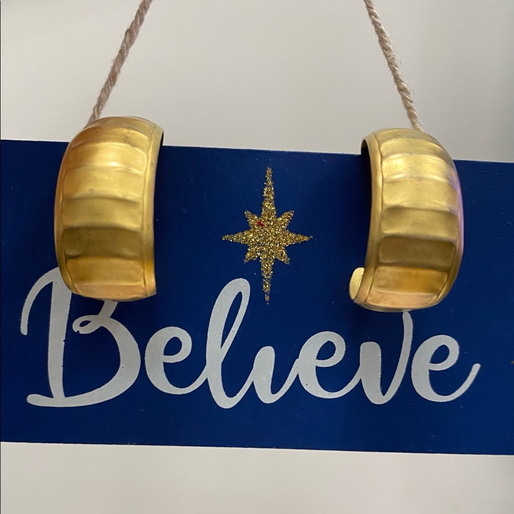 Hoop Earrings color gold.